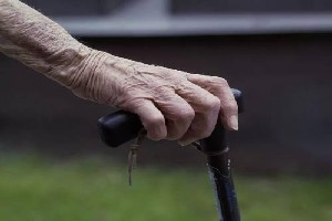 怎么给失能老人找养老院选择失能老人养老院的注意事项